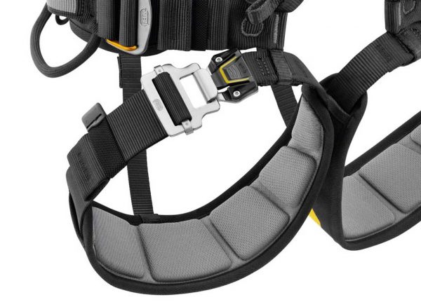 Vòng đeo chân được trang bị khóa mở nhanh FAST LT để thuận tiện cho việc đeo và tháo dây đai