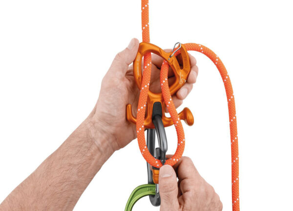 Vòng nhựa giữ cho đầu móc khóa được định vị đúng cách để tạo điều kiện lắp dây trong khi thiết bị được kết nối với dây đai an toàn, hạn chế nguy cơ làm rơi thiết bị